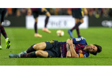 メッシ、クラシコ欠場か…衝撃の右肘ぐにゃり 画像