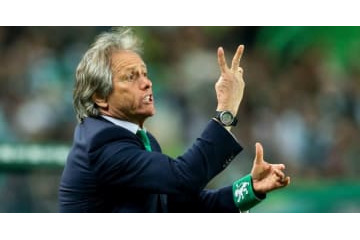 サッカーっていいね！サウジで監督と相手選手が激突も「ほっこり」 画像