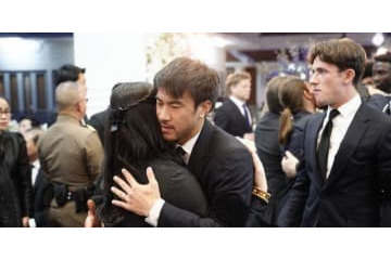 岡崎らレスター選手、オーナーの葬儀に出席…その様子は 画像