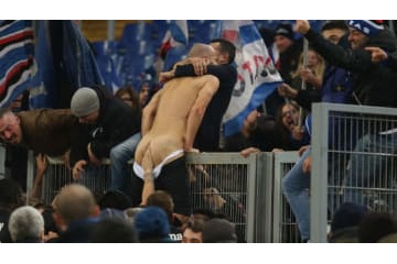 99分に劇的ゴールを決めた英雄、「おしり丸出し」になる 画像