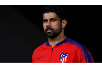 D・コスタ、消火器でふざける！あの選手の私服がおわる 画像