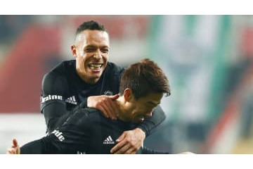 「日本式」で出迎えられる香川真司が話題…英語で答えたインタビューも 画像