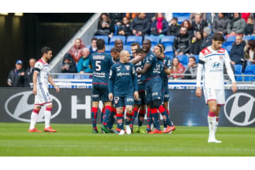 お前らダメだわ…リヨンサポ、自軍を見捨て相手チームを応援する 画像