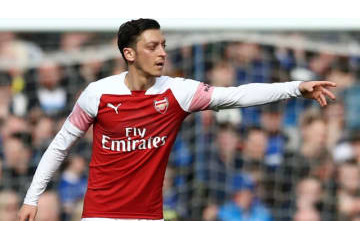 アーセナル痛恨敗戦…エジルの「ジャケット投げつけ事件」  も勃発 画像