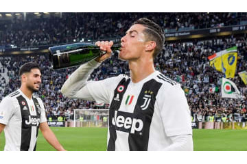 ロナウドって絶対禁酒じゃないの！？シャンパンごくりにファン騒然 画像