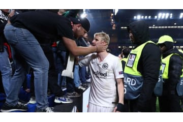 長谷部のフランクフルト、選手愛がすげぇ！PK失敗選手をファンが守り続ける 画像