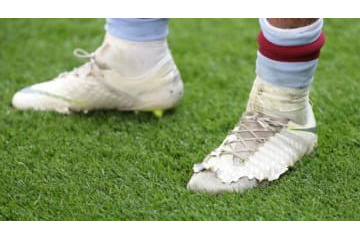 なんじゃこりゃ！プレミア昇格チーム、エースのスパイクがボロボロだぞ 画像