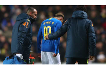 キャプテン剥奪のネイマール、左ヒザ痛める 画像