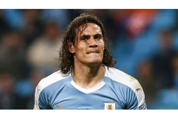 これは反則…カバーニ、日本代表を青ざめさせた左足「鬼ロング」を見たか 画像