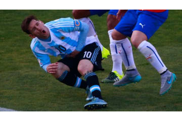 メッシvsメデルに遺恨あり！4年前にあった「腹キック」がこれ 画像