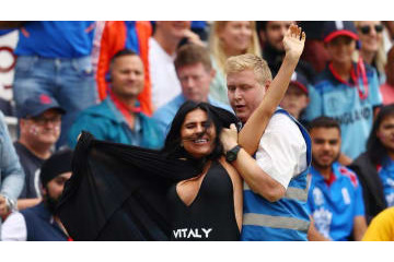 狂ってる！CL決勝に乱入したハイレグ女の義母、クリケットW杯決勝に乱入 画像