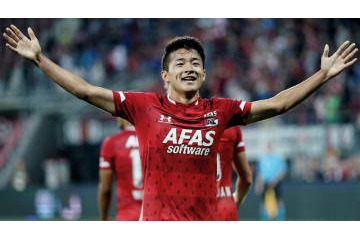 なぜそこに！AZ菅原由勢、デビュー戦で奪った「会心」初ゴールがこれ 画像