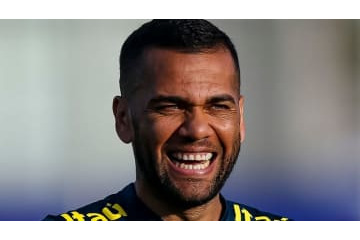 見よブラジルの熱さ！ダニ・アウヴェスへの「もみくちゃ」歓迎がこれ 画像