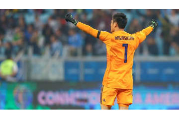 川島が大仕事！カバーニを止めた決死の「超セーブ」がこれ 画像