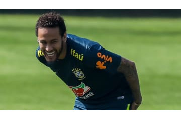 ネイマール、ブラジル代表合流で笑顔爆発！「謎の爆笑シーン」がこれ 画像