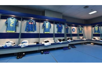 これがイタリア仕事？ナポリ、衝撃の「未完成ロッカールーム」がこれ 画像