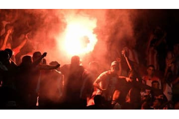 爆竹が暴発、サポーターが「手を失う瞬間」が撮影される（閲覧注意） 画像