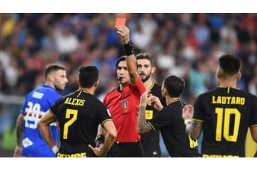 A・サンチェス、初ゴール後にまさかの退場！「仰天ダイブシーン」がこれ 画像