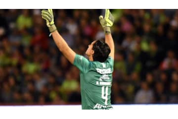 背番号4のGKが伝説ゴール！仰天の「100m超ロングシュート」がこれ 画像