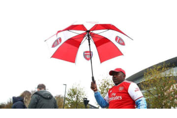 怒りのアーセナルサポ、「バカ高い年間チケット」をぶん投げる衝撃の場面がこれ 画像