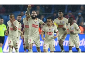 長友、チームを救う劇的ゴール！相手GKは「申し訳ない」と謝る 画像