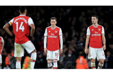 「42年ぶり最悪記録」アーセナル…エジルがあの人に不満をぶちまける場面がこれ 画像