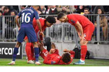 ピッチが凍りつく…コマンの「衝撃負傷シーン」がこれ 画像