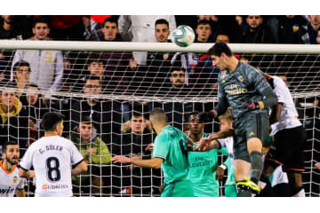 レアルを救った！身長約2mのクルトワ、「伝説未遂の跳人ヘッド」がこれ 画像