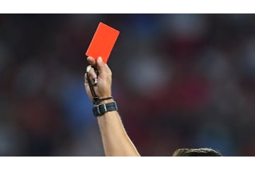 ドクターヘリで緊急搬送…退場にキレた選手が主審をブン殴る「衝撃動画」がこれ 画像