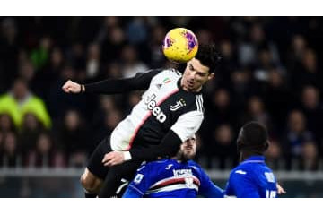 ロナウドの鳥人ヘッド、敵のサンプ会長が笑う！「ありゃ反則よ」 画像