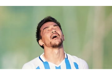 岡崎慎司、ブッ倒される！相手退場の「首掴み倒し」がこれ 画像