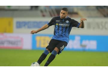 長谷部も為す術なし！軌道がおかしい「超絶ドライブシュート」がこれ 画像