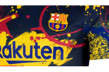 バルセロナ、「とんでもないデザイン」の新プレマッチジャージを発表！ 画像