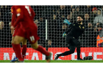 GKアリソンが伝説アシスト！ユナイテッドを葬った「サラーの電撃弾」がこれ 画像