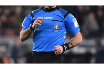 審判が退場させた選手を待ち伏せて頭突き！ 病院送りで1年停職に 画像