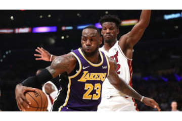 NBAオールスター選手、重いはずのバスケボールでサッカーするとこうなる 画像