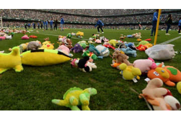 優しき世界、再び！ベティスの「ぬいぐるみシャワー」がこれ 画像