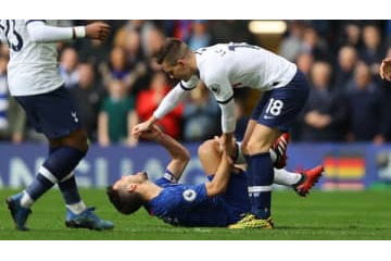 プレミアリーグで物議！VARでカードなしだった「脛ぐにゃりシーン」がこれ 画像