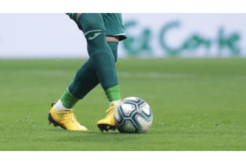 あの“持ちすぎキーパー”がまた…「自分で蹴り込みオウンゴール」がこれ 画像