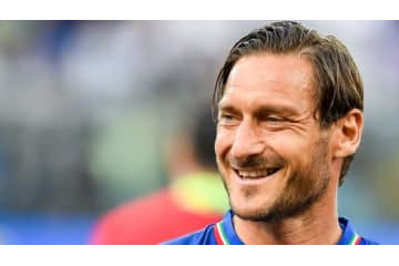 43歳の王子トッティがまたやった！格が違う「魔法FK」がこれ 画像