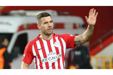 日本に感謝のポドルスキ、トルコでぶち込んだ「渾身ボレー」がこれ 画像