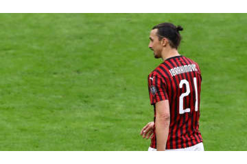 イブラヒモヴィッチ、無観客でやった「宝刀バイシクル未遂」がこれ 画像