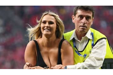 昨年CL決勝で乱入の超ハイレグ女性、「スカイダイビング失敗の瞬間」が話題に 画像