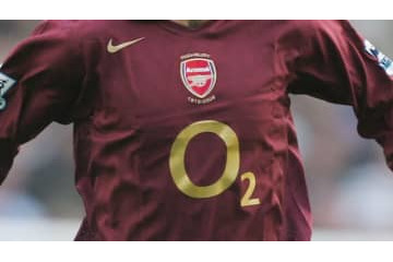 日本のNTTも！「携帯電話スポンサー」のサッカーユニフォーム8選 画像