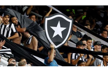 本田加入のボタフォゴ「試合中女性の尻を撮影していたファン」が撮影される 画像