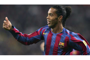 逮捕のロナウジーニョ、選手時代を「かっこいいユニフォーム姿」で振り返る 画像