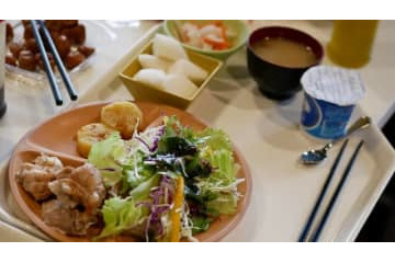 ピッチのすぐ隣で選手が食事するいわきFC。「食」について担当者に聞いてみた 画像