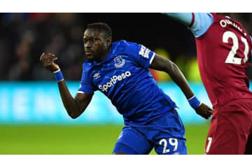 ロックダウンに抗う…エヴァートンFW、私服警官にガチ説教される 画像