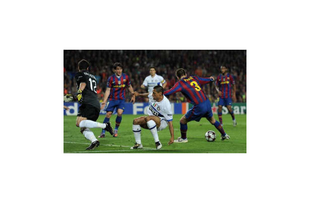 本当にDFなのか…バルサDFピケ、インテルをビビらせた「神ターン」がこれ