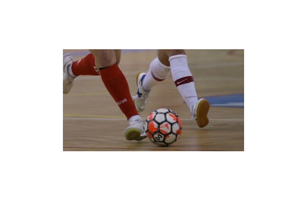 「奇跡のミス連発」女子フットサル動画が話題